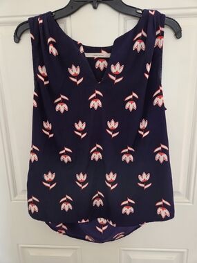 41 Hawthorn Navy Floral Sleeveless V-Neck Shell with Red and White Tulips